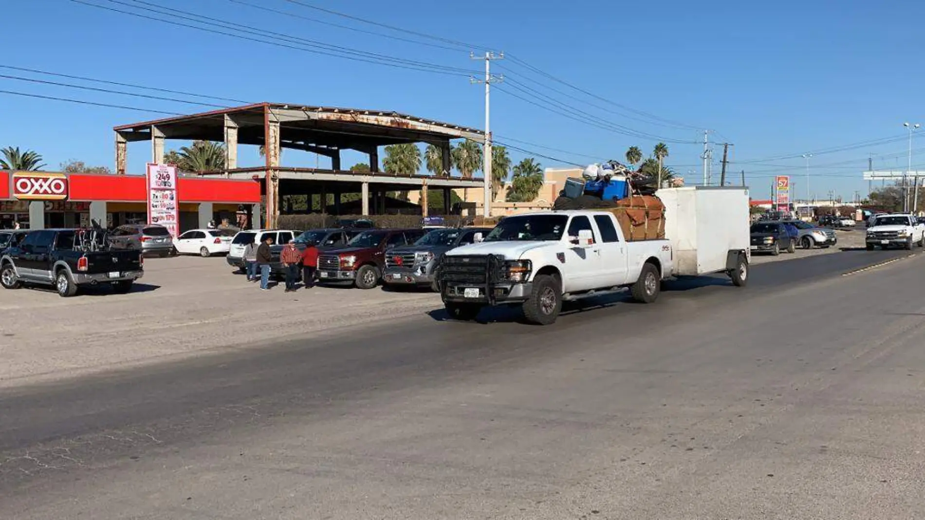 01 Carretera federal saturada con paisanos